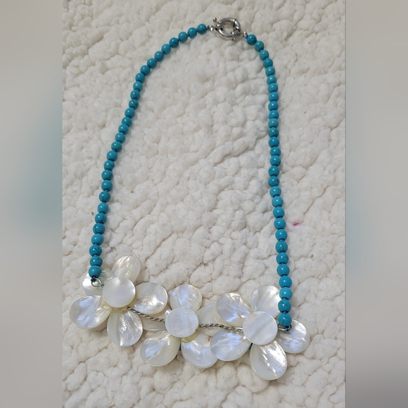 Beaded flower Necklace - Picture 5 of 6